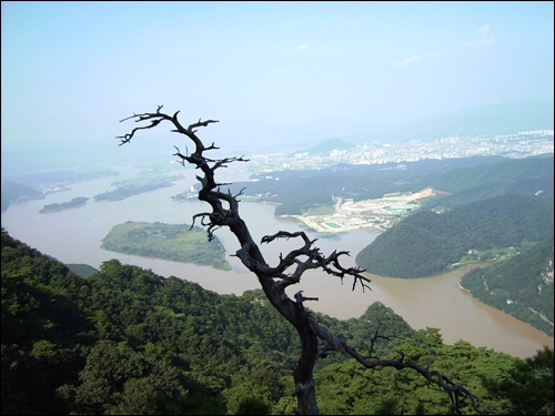 능선길에서 바라본 호수와 춘천시가지 풍경 